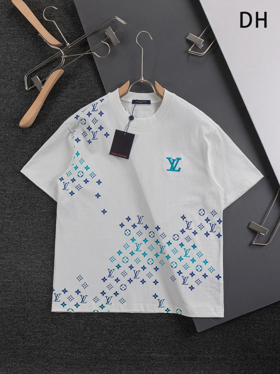 🅿️210 Louis Vuitton 1V LV slightly wide version S-XL lv 26SS LV new product counter catwalk style heavy-duty letter embroidery stitching colorful print on the chest 🪡 embroidered logo is the same for men and women! Short-sleeves are not the same as the general public, but must be unique and eye-catching. This LV short-sleeves is all about quality, comfort, consistent style, fashion, including fabrics and cutting techniques, all of which have been made with great effort! 320 grams of washed pure cotton fabric, pure cotton is breathable, very refreshing and comfortable for daily wear. The rib knitting on the neckline is smooth and tight, and the neckline will not be skewed if you toss it at will. The loose version, you will find that it looks really good on the upper body. The overall is minimalist and neat, super versatile for daily use! Pair it casually with a pair of pants for a youthful look. A T-shirt will make your outfit crazy. It is a fashionable item that can never go wrong! Color: Black White Size: S-XL Size chart: S: Shoulder width 50-Bust 56-Length 70 M: Shoulder width 52-Bust 57-Length 72 L: Shoulder width 54-Bust 59-Length 74 XL: Shoulder width 56-Bust 62-Length 76